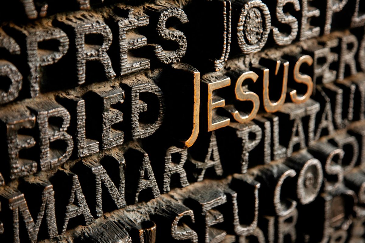 Letras de bronce con el nombre JESÚS destacado en dorado