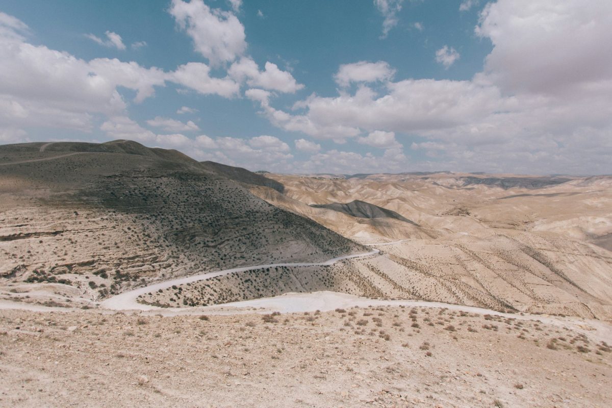 Camino que serpentea por el desierto de Judea